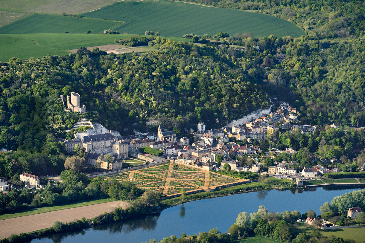 LA ROCHE GUYON FRANCIA CRUCEROS SENA CRUCEROS FLUVIALES FRANCIA SENA CRUCEROS SEINE RIVER CRUISES LA ROCHE GUYON CHATEAU #LaRocheGuyon #Francia #CrucerosFluviales #CrucerosSena #Seine #SeineRiverCruises #RiverCruises